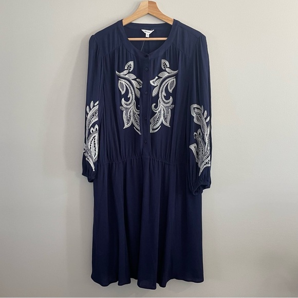 Reitmans Dresses & Skirts - Reitmans Navy Dress with White Embroidered Details